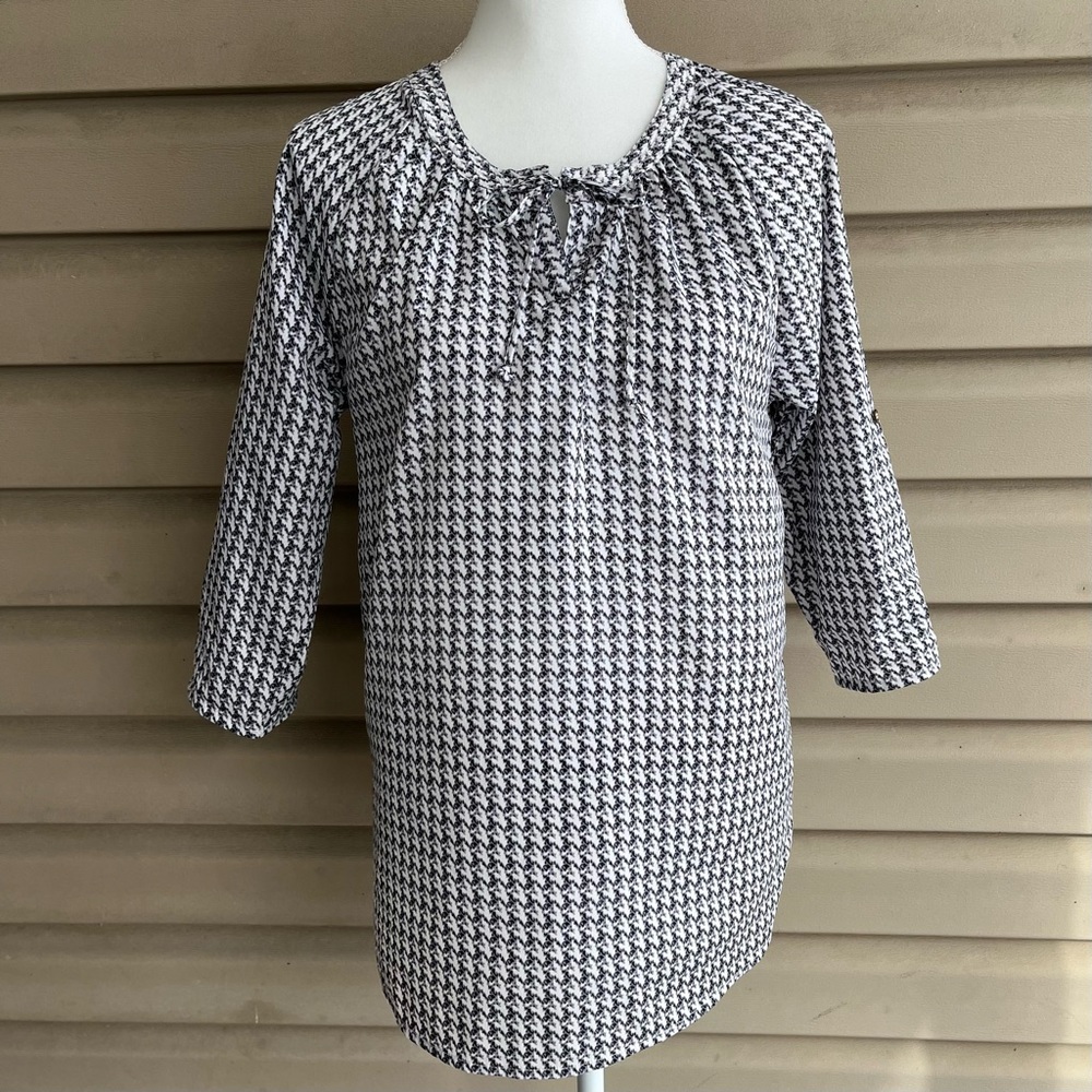•Antilia Femme• Tab Sleeved Patterned Blouse - Size Small